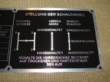 GAZ 69 Typenschild des Schaltschemas auf deutsch (Demultiplikato